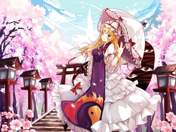 Anime picture 1024x768 with touhou yakumo yukari hnanati single long hair blush blonde hair smile standing holding yellow eyes sky cloud (clouds) traditional clothes japanese clothes cherry blossoms girl flower (flowers) bow ribbon (ribbons)