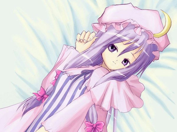 Anime picture 1024x768 with touhou patchouli knowledge purple hair girl bed