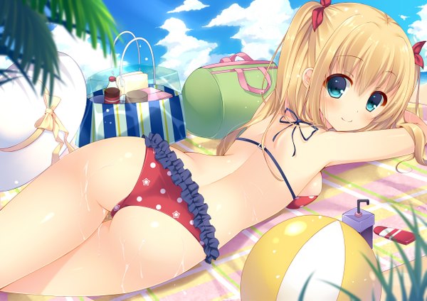 Anime picture 1226x867 with original bekotarou single long hair looking at viewer blush blue eyes light erotic blonde hair smile cloud (clouds) ass wet beach girl bow swimsuit hair bow hat bikini