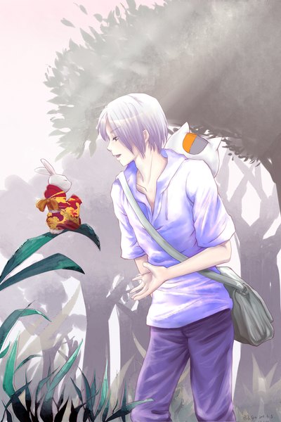 Anime picture 1400x2100 with natsume yuujinchou brains base (studio) natsume takashi madara (nyanko-sensei) danchousyu tall image short hair silver hair traditional clothes japanese clothes profile boy plant (plants) animal shirt tree (trees) kimono pants cat bag