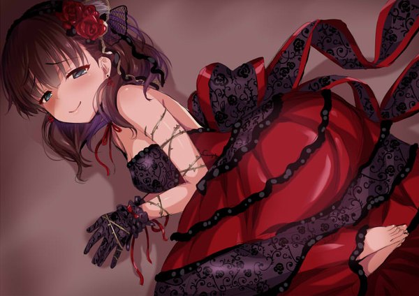 Anime picture 910x644 with idolmaster idolmaster cinderella girls idolmaster cinderella girls starlight stage sakuma mayu saki chisuzu single long hair looking at viewer blush blue eyes simple background brown hair bare shoulders bent knee (knees) lying barefoot hair flower shiny skin floral print on side