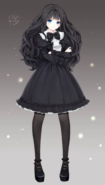 Anime picture 1000x1750 with original rom single long hair tall image looking at viewer blush fringe blue eyes black hair simple background standing signed grey background gradient background dated black background wavy hair crossed arms lolita fashion