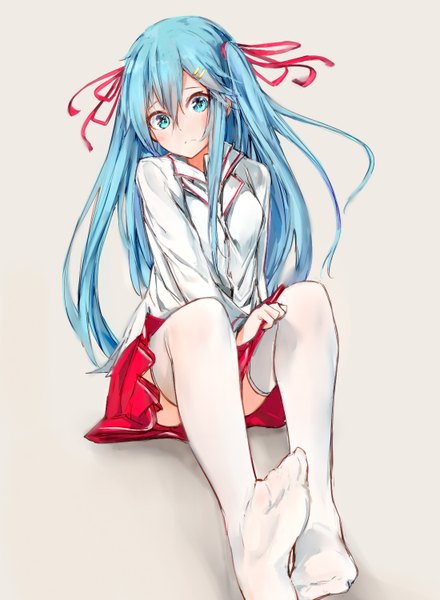 Anime picture 1100x1500 with original silver (chenwen) single long hair tall image looking at viewer blush fringe simple background hair between eyes sitting twintails ahoge bent knee (knees) head tilt pleated skirt aqua eyes no shoes zettai ryouiki soles