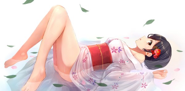 Anime picture 1427x706 with original kero (tomoki-tiger) single looking at viewer short hair breasts light erotic black hair wide image bare shoulders brown eyes bent knee (knees) lying traditional clothes japanese clothes barefoot hair flower bare legs on back legs