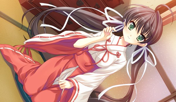Anime picture 1024x600 with tsukumonotsuki long hair black hair wide image twintails green eyes game cg miko girl ribbon (ribbons) hair ribbon