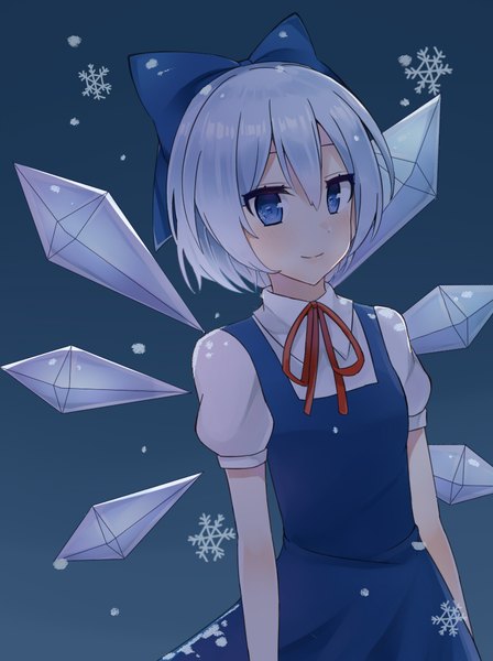 Anime-Bild 765x1024 mit touhou cirno sudale single tall image blush fringe short hair blue eyes simple background smile standing looking away silver hair grey background short sleeves puffy sleeves snowing girl bow