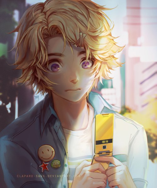 イラスト 833x1000 と 수상한메신저 yoosung claparo-sans ソロ 長身像 短い髪 金髪 紫目 signed upper body outdoors open shirt depth of field looking down shaded face 男性 シャツ xヘアピン 携帯 badge