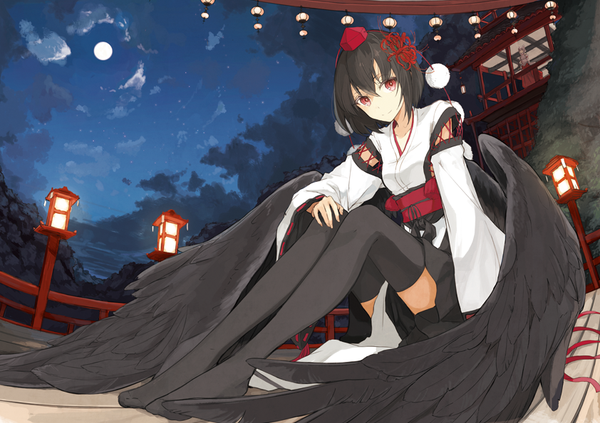 Anime picture 842x595 with touhou shameimaru aya miruto netsuki single looking at viewer short hair breasts black hair smile red eyes sitting cloud (clouds) bent knee (knees) long sleeves traditional clothes japanese clothes hair flower night wide sleeves leaning