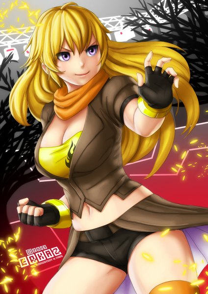 イラスト 800x1131 と rwby rooster teeth yang xiao long erkaz ソロ 長髪 長身像 金髪 笑顔 ピンク目 女の子 手袋 へそ ショーツ 襟巻き 指なし手袋 ショートパンツ 拳