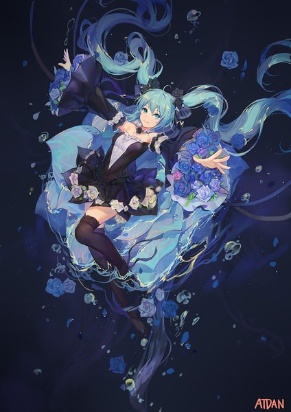 イラスト 843x1193 と ボーカロイド 初音ミク 原子Dan ソロ 長身像 カメラ目線 笑顔 ツインテール 肩出し signed 全身 アホ毛 very long hair hair flower aqua eyes aqua hair wide sleeves 絶対領域 floating hair spread arms