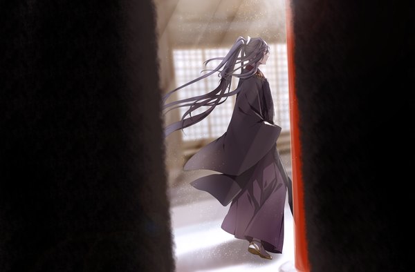 Anime picture 1217x800 with touken ranbu nitroplus tarou tachi kai28 single looking away purple hair full body bent knee (knees) ponytail very long hair traditional clothes japanese clothes sunlight wide sleeves shadow eyebrows sunbeam walking boy