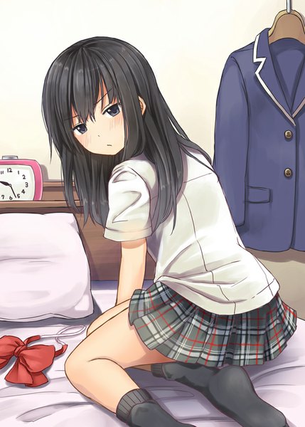 Anime picture 600x839 with original niichi (komorebi-palette) single long hair tall image looking at viewer blush fringe black hair sitting bent knee (knees) indoors pleated skirt looking back grey eyes no shoes plaid skirt girl skirt bow