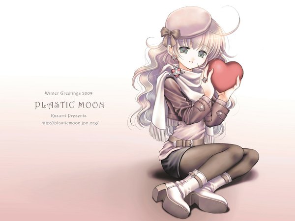 Anime picture 1024x768 with original plastic moon single long hair blonde hair white background sitting holding green eyes ahoge inscription wavy hair 2009 girl boots heart ring beret