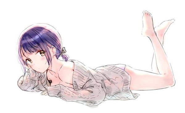 Anime picture 800x490 with original yuzuhara yukina hiten (hitenkei) single looking at viewer blush fringe short hair breasts light erotic simple background wide image white background yellow eyes payot cleavage purple hair full body bent knee (knees) lying