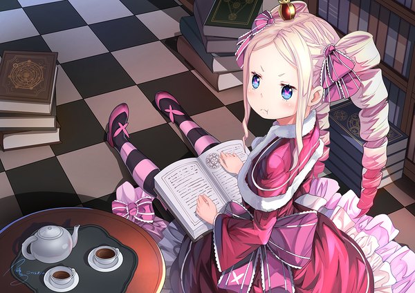 Anime picture 1169x827 with re:zero kara hajimeru isekai seikatsu white fox beatrice (re:zero) feihong single long hair blush blue eyes blonde hair sitting twintails indoors looking back from above loli fur trim drill hair symbol-shaped pupils frilled dress checkered floor