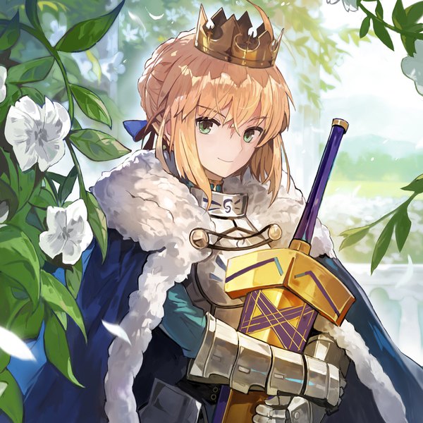 Anime picture 1000x1000 with fate (series) fate/grand order artoria pendragon (all) saber alchemaniac single looking at viewer fringe short hair blonde hair smile hair between eyes green eyes ahoge upper body fur trim girl flower (flowers) weapon sword