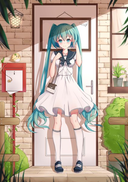 イラスト 2480x3507 と ボーカロイド 初音ミク 呓语青芒 ソロ 長身像 カメラ目線 赤面 前髪 highres 笑顔 hair between eyes 立つ ツインテール 全身 outdoors very long hair aqua eyes sunlight aqua hair 影