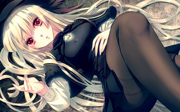 Anime picture 1008x630 with shijuu hachi single long hair looking at viewer fringe breasts blonde hair bent knee (knees) lying parted lips pink eyes outstretched arm leg lift (legs lift) girl cape feather (feathers) beret