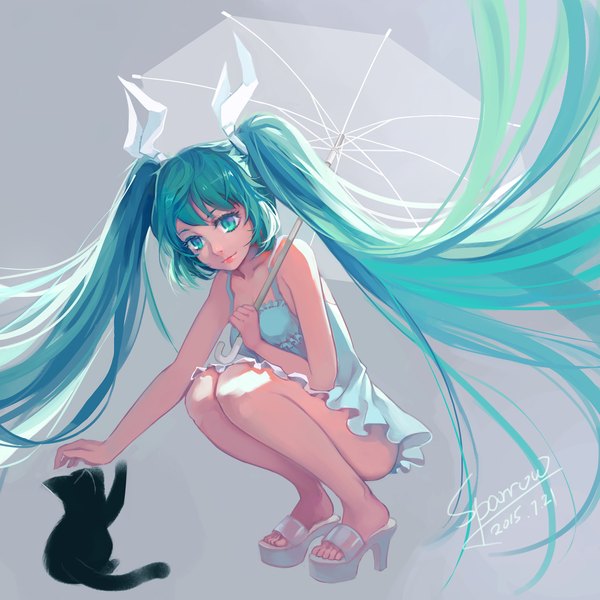 Anime picture 2000x2000 with vocaloid hatsune miku sparrow (pixiv) fringe highres simple background smile bare shoulders holding signed bent knee (knees) very long hair aqua eyes aqua hair grey background bare legs outstretched arm squat transparent umbrella girl