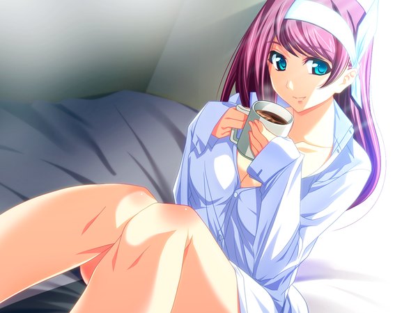 Anime picture 1024x768 with mesu ido (game) single long hair blue eyes sitting game cg red hair knees touching girl shirt hairband bed mug