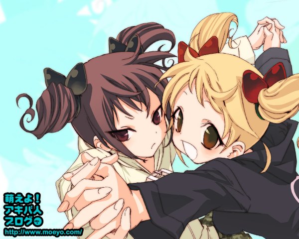 Anime picture 1280x1024 with original fii-tan the figure ripe-tan fii-tan short hair open mouth simple background blonde hair brown hair twintails multiple girls brown eyes holding hands short twintails wavy hair spread arms blue background girl 2 girls hoodie