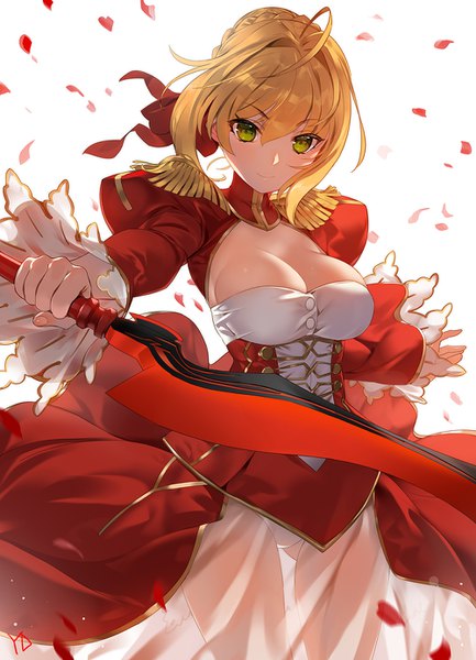 イラスト 1000x1384 と Fateシリーズ fate/extra fate/extra ccc nero claudius (fate) (all) ネロ・クラウディウス(fate) yd (orange maru) ソロ 長身像 カメラ目線 前髪 短い髪 おっぱい light erotic 金髪 simple background 笑顔 hair between eyes 大きな乳房 白背景 holding