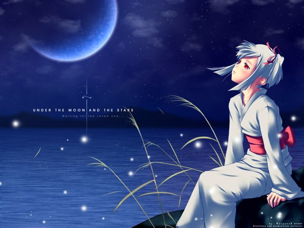 Anime picture 1600x1200 with tagme (copyright) tagme (character) korganos single fringe short hair red eyes sitting signed payot outdoors white hair traditional clothes japanese clothes inscription night night sky looking up blue background horizon