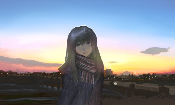 Anime picture 1280x768 with akio-bako (artist) single looking at viewer fringe black hair wide image sky cloud (clouds) light smile black eyes city evening sunset girl jacket scarf