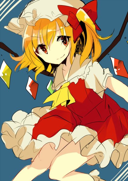 Anime picture 744x1052 with touhou flandre scarlet asanagi kurumi (panda-doufu) single tall image looking at viewer fringe short hair blonde hair smile hair between eyes red eyes bent knee (knees) one side up blue background girl wings bonnet