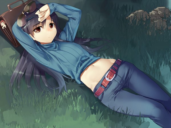 Anime picture 1280x960 with idolmaster kisaragi chihaya maitake (loose) single long hair looking at viewer black hair red eyes midriff girl navel plant (plants) belt bag grass sunglasses jeans blue jeans