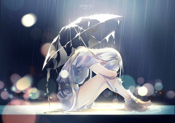 Anime picture 1000x708 with original dayeye single long hair sitting holding signed silver hair bent knee (knees) outdoors profile night shadow short sleeves wet depth of field lens flare dated light rain