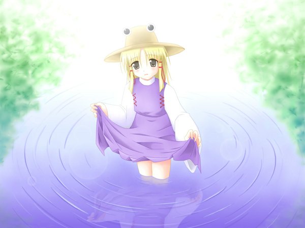 Anime picture 1024x768 with touhou moriya suwako pyonta single long hair looking at viewer blush fringe open mouth blonde hair hair between eyes standing holding payot upper body outdoors long sleeves traditional clothes from above black eyes