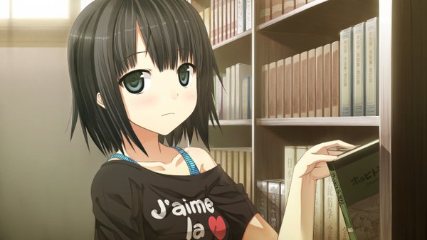 Anime picture 2560x1440 with monobeno alishima alice cura single looking at viewer blush fringe highres short hair black hair wide image bare shoulders game cg grey eyes clothes writing girl book (books) t-shirt shelf bookshelf