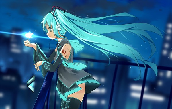 Anime picture 1000x635 with vocaloid hatsune miku baisi shaonian single long hair twintails wind aqua hair sparkle tattoo leaning depth of field city butterfly on hand girl skirt detached sleeves miniskirt necktie headphones