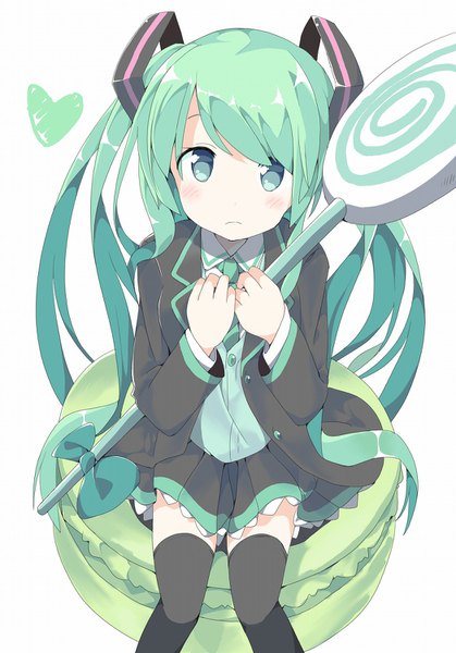 イラスト 1048x1500 と ボーカロイド 初音ミク たんたんめん ソロ 長髪 長身像 カメラ目線 赤面 simple background 白背景 座る ツインテール holding 緑の目 long sleeves very long hair green hair alternate costume hands clasped sad