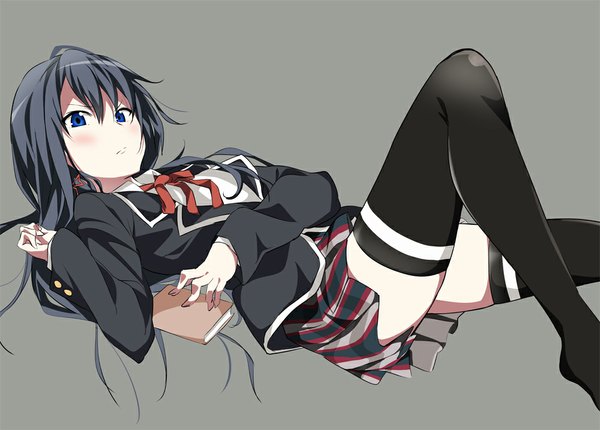 Anime picture 1000x717 with yahari ore no seishun love comedy wa machigatteiru. brains base (studio) yukinoshita yukino yoshiki360 single long hair looking at viewer blush blue eyes black hair simple background grey background girl thighhighs skirt black thighhighs miniskirt