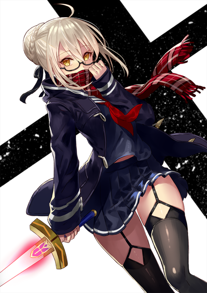 イラスト 1000x1412 と Fateシリーズ fate/grand order アルトリア・ペンドラゴン 謎のヒロインxオルタ mysterious heroine x alter (first ascension) (fate) 白井秀実 ソロ 長身像 カメラ目線 前髪 短い髪 金髪 hair between eyes 白背景 黄色眼 アホ毛 三つ編み pleated skirt hair bun (hair buns) 絶対領域