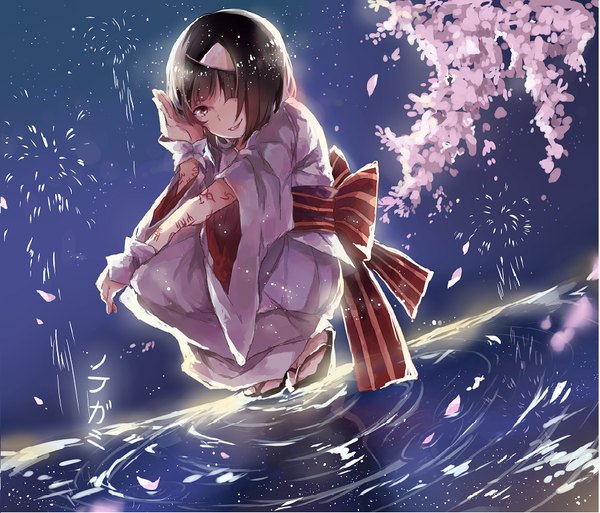 Anime picture 902x772 with noragami studio bones nora (noragami) kane (kanekiru) single looking at viewer blush fringe short hair black hair smile sitting traditional clothes japanese clothes pink eyes night night sky cherry blossoms hieroglyph reflection