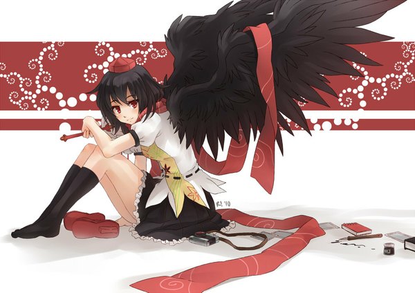 Anime picture 1000x707 with touhou shameimaru aya r1140 (artist) single looking at viewer blush short hair black hair red eyes sitting girl hat wings socks camera pencil ink fountain pen