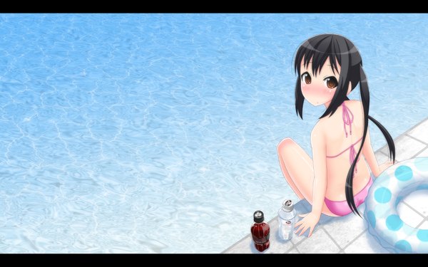 Anime picture 1920x1200 with k-on! kyoto animation nakano azusa s ibane (artist) single long hair blush highres black hair wide image sitting twintails brown eyes looking back girl swimsuit bikini water bottle