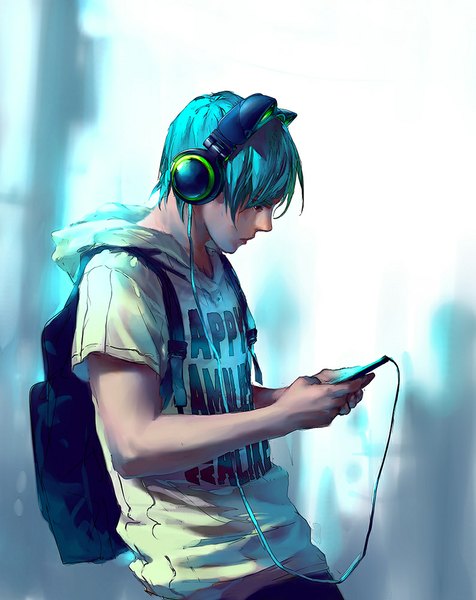 イラスト 794x1000 と オリジナル axent wear headphones yuumei ソロ 長髪 長身像 前髪 立つ holding 青い髪 looking away blurry short sleeves depth of field 男性 ヘッドフォン フード 携帯 リュック 電話