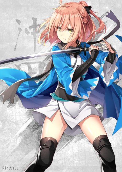 Anime picture 723x1016 with fate (series) okita souji (fate) (all) okita souji (koha-ace) rin yuu single tall image fringe short hair light erotic blonde hair hair between eyes signed yellow eyes looking away ponytail traditional clothes japanese clothes grey background half updo fighting stance