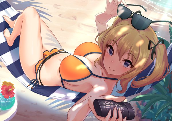 Anime picture 1000x706 with original tamakaga single looking at viewer fringe short hair breasts light erotic blonde hair smile hair between eyes large breasts purple eyes twintails holding bent knee (knees) arm up from above shadow beach