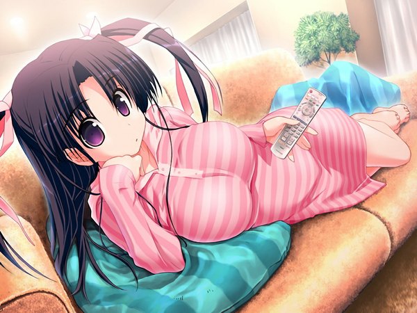 Anime picture 1024x768 with gengetsu no pandora aisaka shinorin long hair black hair purple eyes game cg girl couch pajamas