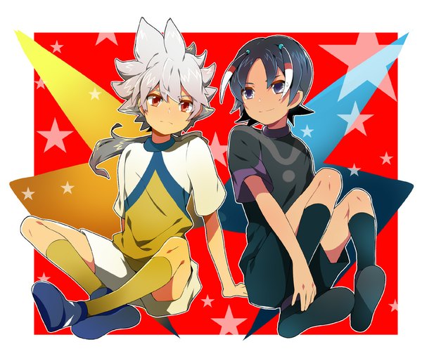 Anime picture 1000x846 with inazuma eleven inazuma eleven go shuu (inazuma eleven) hakuryuu (inazuma eleven) akishima kei long hair looking at viewer short hair black hair smile red eyes sitting purple eyes looking away silver hair multiple boys border indian style boy uniform