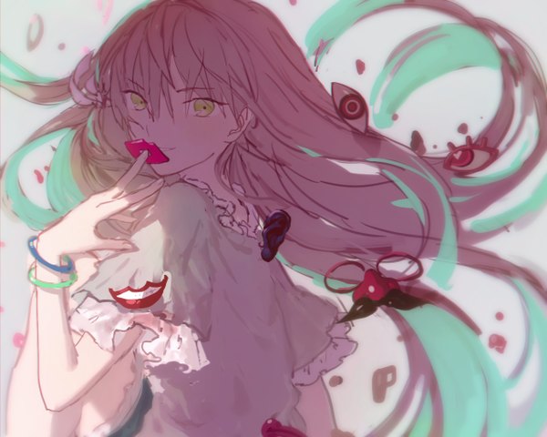 Anime picture 1280x1024 with original coic0214 single long hair looking at viewer blush blonde hair green eyes yellow eyes looking back multicolored hair light smile lips teeth turning head finger to mouth girl dress bracelet feather (feathers)