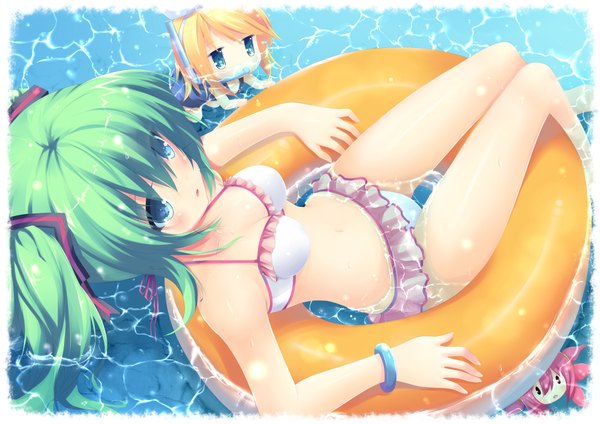 Anime picture 2000x1414 with vocaloid hatsune miku megurine luka kagamine rin takoluka liong (artist) long hair highres short hair blue eyes blonde hair twintails aqua hair chibi girl swimsuit bikini water white bikini