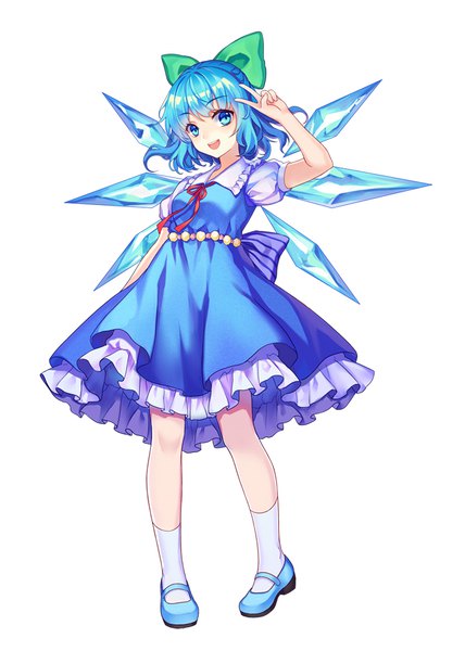 イラスト 700x981 と 東方 チルノ mirror (xilu4) ソロ 長身像 短い髪 開いた口 青い目 simple background 白背景 青い髪 全身 puffy sleeves ピースサイン frilled dress 女の子 ドレス ちょう結び ヘア蝶結び 翼