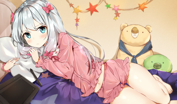 Anime picture 1548x910 with eromanga sensei a-1 pictures izumi sagiri sabet (young ouo) single long hair looking at viewer blush fringe blue eyes wide image silver hair bent knee (knees) lying barefoot bare legs thigh gap on side frown pillow hug