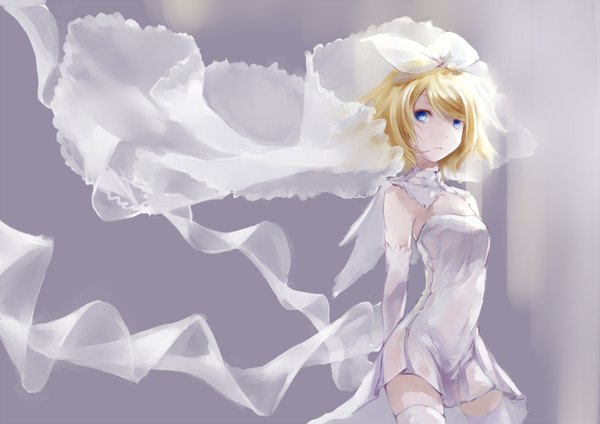 Anime picture 1000x707 with vocaloid kagamine rin sourxuan single fringe short hair blue eyes simple background blonde hair standing bare shoulders grey background hands behind back girl thighhighs dress gloves white thighhighs elbow gloves white gloves